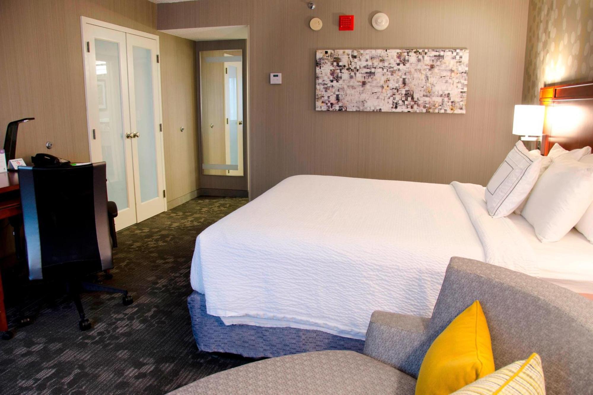 Courtyard Waterbury Downtown Hotel Exterior photo